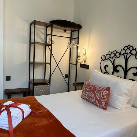 Claren's Boutique 3*